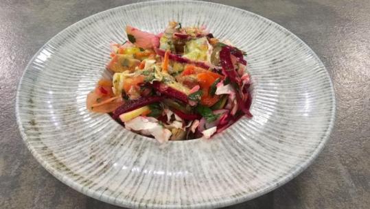 Sallatë plot shije me lakër të bardhë nga zonja Albana