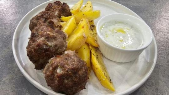 Qofte me patate në furrë shoqëruar me kos aromatik nga zonja Albana