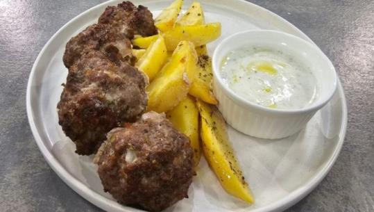 Qofte me patate në furrë shoqëruar me kos aromatik nga zonja Albana