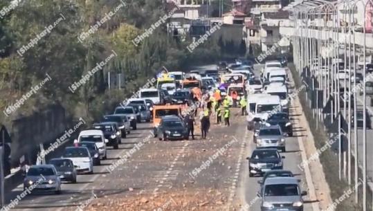 Çakulli i rënë nga një kamion bllokon autostradën Tiranë-Elbasan, krijohen radhë të gjata automjetesh (VIDEO)