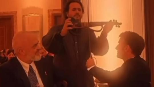 Pamje të papublikuara më parë, Macron dhe Olen Çesari 'duet' me violinë në prani të Ramës (VIDEO)