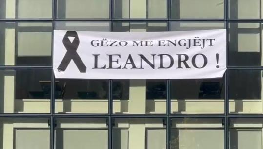 Vlorë/ ‘Porsche’ e përplasi teksa po kthehej nga puna, 17 vjeçari përcillet në banesën e fundit! Familja në gjendje të rënduar psikologjike, kërkon drejtësi (VIDEO)