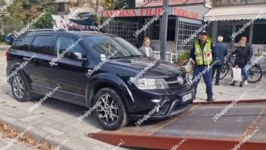 Lirimi i hapësirave publike/ Policia e Vlorës vijon aksionin kundër parkimeve të paligjshme