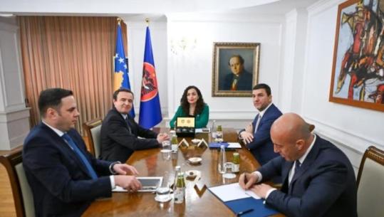 Kosovë/ Qeveria 'Kurti 3' nuk u votua, Presidentja Osmani pret nesër në takim liderët e partive politike për të mandatuarin e ri