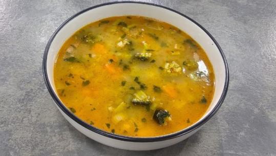 Supë me perime të stinës nga zonja Albana