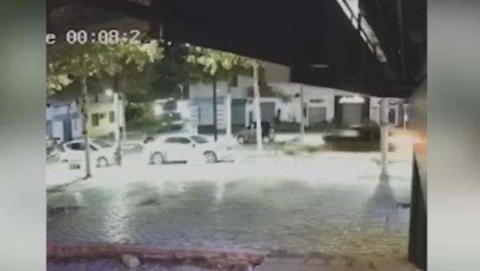 Vdiq në aksidentin tragjik në Vlorë, momenti kur ‘Porsche’ me shpejtësi merr zvarrë 17-vjeçarin me motor (VIDEO)
