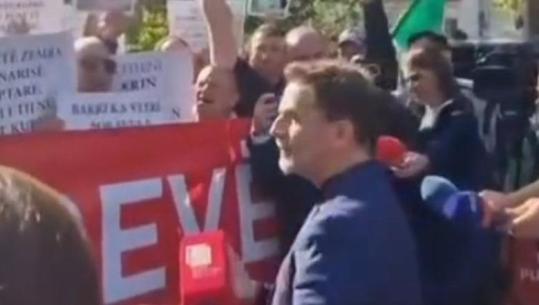 Erion Braçe 'del' nga grupi i socialistëve, i bashkohet protestës së minatorëve para Parlamentit: Të drejtat tuaja janë themelore