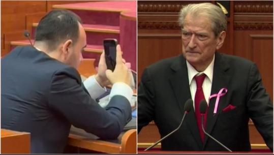Balliu Junior në rolin e kameramanit: Filmon Berishën teksa flet në Foltore (VIDEO)