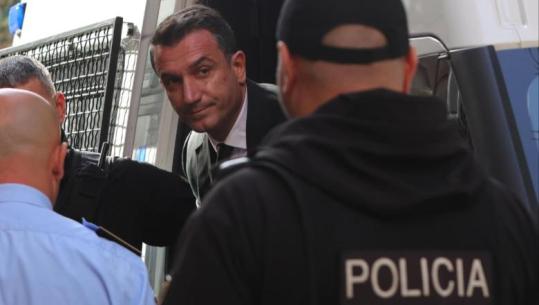 VIDEOLAJM/ Me pranga në duar dhe i rrethuar nga policët, momenti i mbërritjes së Erion Veliajt në Gjykatën Kushtetuese