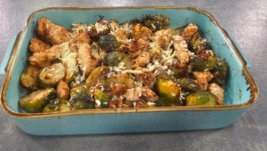 Lakra Brukseli në furrë me pulë, djathë dhe hudhër nga zonja Albana