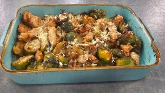 Lakra Brukseli në furrë me pulë, djathë dhe hudhër nga zonja Albana