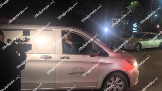 Familjarët tërheqin trupin e pajetë të ish-kryeministrit Nano (VIDEO)