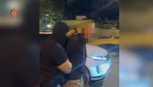 Goditi një punonjës burgu në Fier, arrestohet në Tiranë 32-vjeçari i shpallur në kërkim! Pranga edhe 4 shokëve që e ndihmuan t'i fshihej policisë (EMRAT+VIDEO)