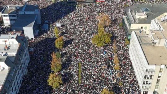 Serbia kujton tragjedinë e Novi Sadit! 1 vit nga ngjarja, tubim me qindra mijëra pjesmarrës/ Vuçiç bën thirrje për dialog