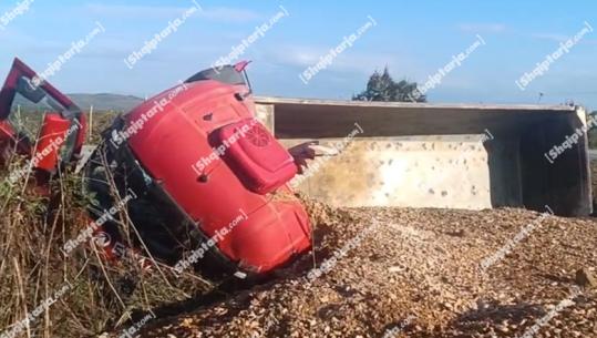 Lushnjë/ Kamionit me ngarkesë i çahet goma në ecje, përfundon jashtë rruge! Shoferi dërgohet me urgjencë në spital (VIDEO)