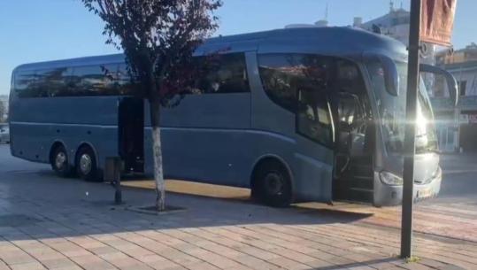 Vdekja e Fatos Nanos, dhjetëra qytetarë nga Fieri nisen drejt Tiranës për të marrë pjesë në homazhet për ish-kryeministrin