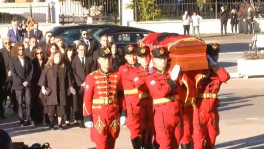 Sot homazhet për Fatos Nanon, arkëmorti mbërrin në Pallatin e Kongreseve