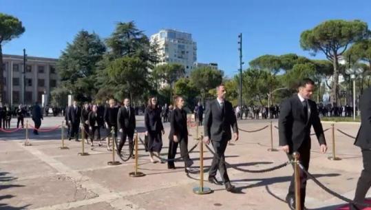 Homazhet për ish-kryeministrin Fatos Nano, kryeparlamentari Niko Peleshi dhe kabineti qeveritar mbërrijnë në Pallatin e Kongreseve 