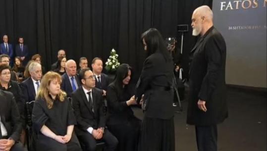 Homazhet për Fatos Nanon, kryeministri Rama mbërrin në ceremoni i shoqëruar nga bashkëshortja