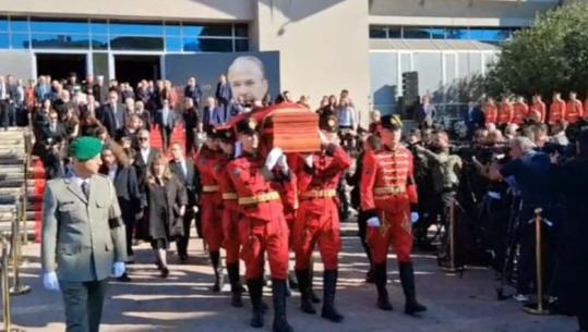 Nën tingujt e ‘My Way’ dhe karafila të bardhë, Fatos Nano përcillet në banesën e fundit