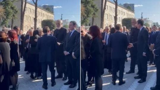 Fatos Nano përcillet në banesën e fundit, Xhoana Nano takon Ramën e Kurtin jashtë Pallatit të Kongreseve