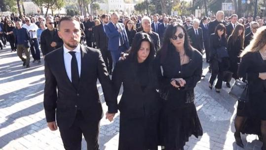 Fatos Nano përcillet në banesën e fundit, Linda Rama ngushëllon Xhoana Nanon