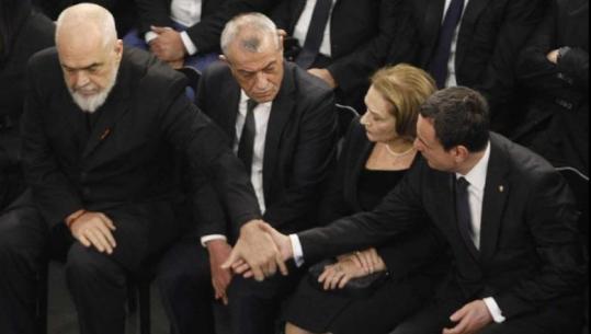 FOTOLAJM/ Rama dhe Kurti shtrëngojnë duart gjatë ceremonisë për Nanon