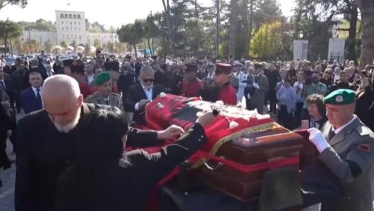 VIDEO/ Detajet nga ceremonia shtetërore për Fatos Nanon, nga karafilat e bardhë mbi arkëmort te përcjellja në banesën e fundit me këngën e preferuar