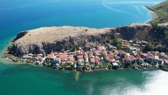 Fshati Lin në Pogradec shpallet ‘Ansambël Arkitektonik Urban’, statusi i ri forcon mbrojtjen e autenticitetit të zonës dhe ndalon ndërtimet pa kriter