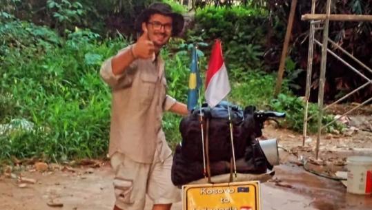 Udhëtoi 1 vit e 3 muaj me biçikletë për t’i propozuar vajzës që dashuronte, indonezianët nuk pranojnë shqiptarin për dhëndër