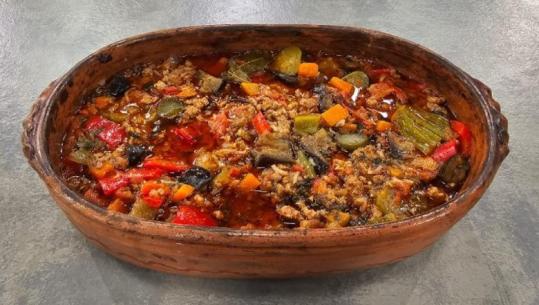 Tavë me patëllxhanë dhe domate nga zonja Albana