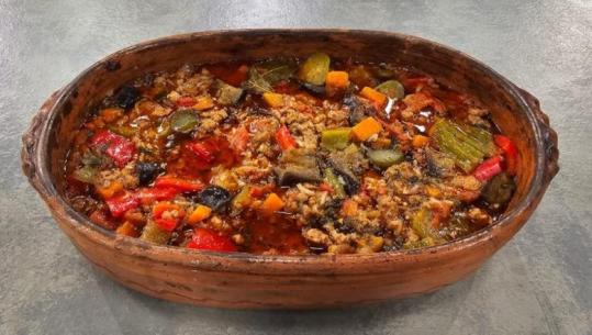 Tavë me patëllxhanë dhe domate nga zonja Albana