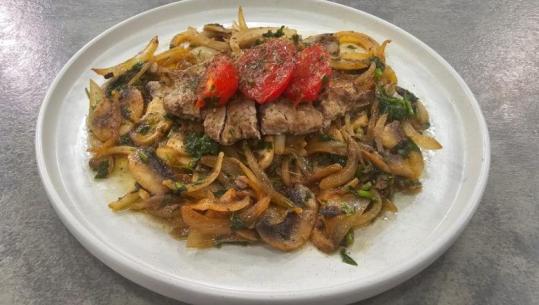 Biftek viçi me kërpudha / Sekreti që bifteku të qendrojë i butë nga zonja Albana