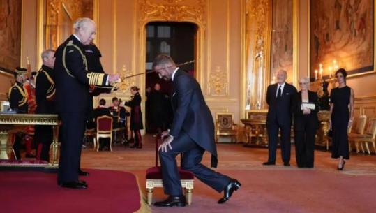 VIDEO/ Legjendë e futbollit anglez, Sir David Beckham pranon titullin 'Kalorës' nga Mbreti Charles