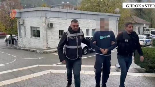Gjirokastër/ Armë dhe drogë në banesë, në pranga 57-vjeçari, djali i tij i mitur dhe një tjetër! Edhe 2 persona në kërkim