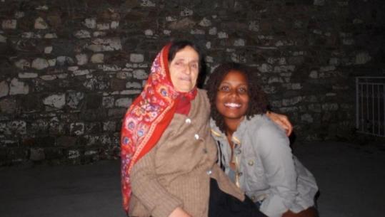 Akademikja amerikane sfidon narrativat kombëtare me studimin e saj për racën në Shqipëri