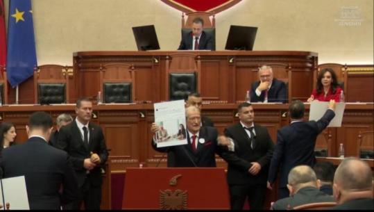 Mungon në Kuvend, Berisha nxjerr në seancë pankartën kundër Ballukut nën akuzë nga SPAK 