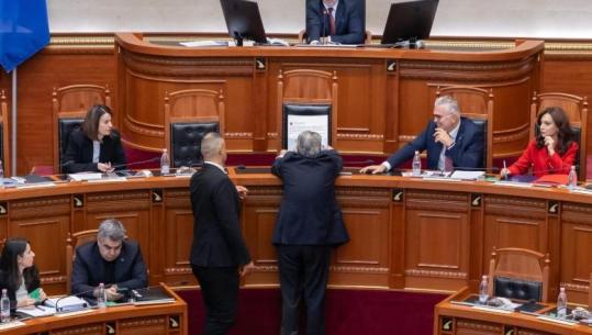 Balluku mungon në Kuvend, PD pankarta: Të japë llogari për Tunelin e Llogarasë! U rrëzohet kërkesa për interpelancë, Peleshi: Po hetohet nga SPAK