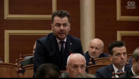 Balluku nuk shkon në Kuvend, Kapri: Përse nuk vjen, ka hall se do të pyetet për mesazhet?