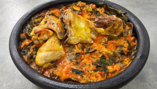 Tavë me mish dhe qepë të njoma nga zonja Albana