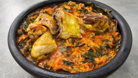 Tavë me mish dhe qepë të njoma nga zonja Albana