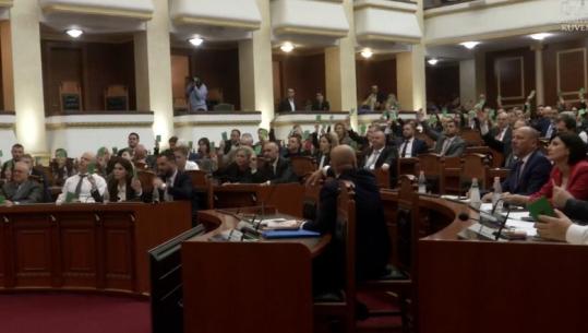 Pas reagimit të Komisioneres Kos për sulmet e Berishës ndaj Gonzatos, Kuvendi ndërpret diskutimet dhe kalon në votim