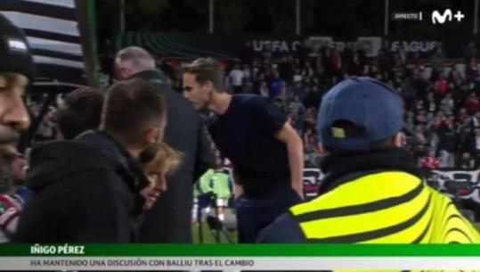 E largoi nga fusha pas 55 minutash lojë, Ivan Balliu përplaset ashpër me trajnerin e Vallecanos në stol! Inigo Perez anulon konferencën për shtyp