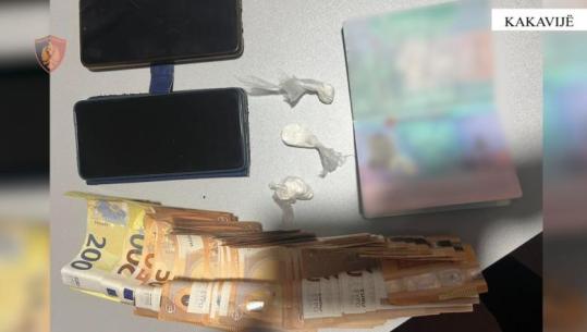 Kokainë, para e fishekë gjuetie, arrestohen 2 persona në doganën e Kakavijës. Tentuan të fusnin sende të paligjshme në Shqipëri