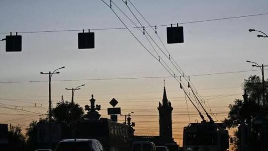 Lufta/ Rusia sulme ndaj infrastrukturës energjetike në Ukrainë, Zelensky: 450 dronë dhe 45 raketa të lëshuara! Tre të vdekur 