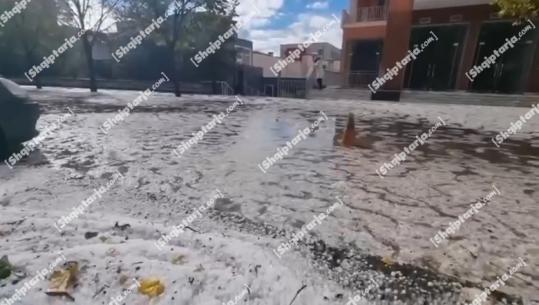 Stuhi e fortë me breshër në Gramsh, uji vërshon në rrugë, dëme dhe në bujqësi (VIDEO)