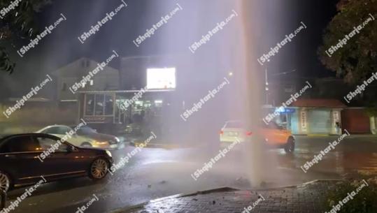 Shpërthen rrjeti i ujësjellësit në Elbasan, uji kthehet në shatërvan (VIDEO)