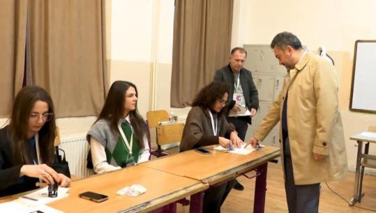 Balotazhi në Kosovë/ Pjesëmarrja 32.5%! LDK fiton 5 komuna, LVV dhe AAK nga 4, PDK 3! Lista Serbe rimerr Kllokotin! Mamusha me minoritet turk zgjedh KDPT