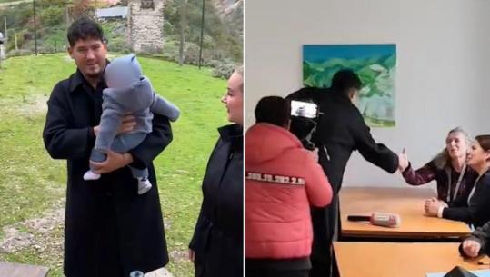 Komisionerja në Tepelenë komplimenton kandidatin me beben në krahë: Kryetar më të bukur nuk kemi parë ndonjëherë (VIDEO)