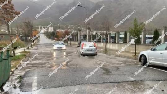 Reshjet e shiut/ Uji ‘pushton’ rrugën në terminalin e autobusëve në Bulqizë (VIDEO)